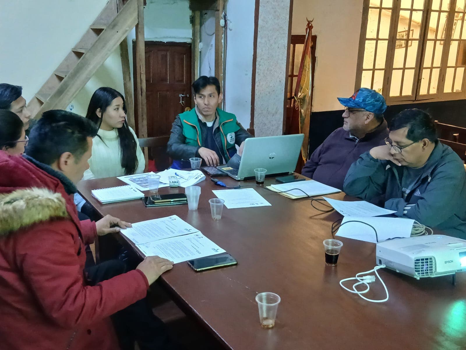 Voluntarios trabajando juntos en proyectos comunitarios